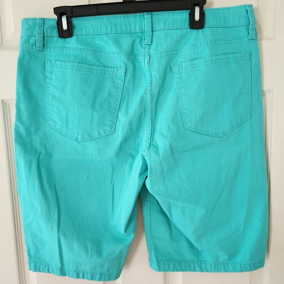 Women's Bermuda shorts by Lee. - Picture 2 of 4